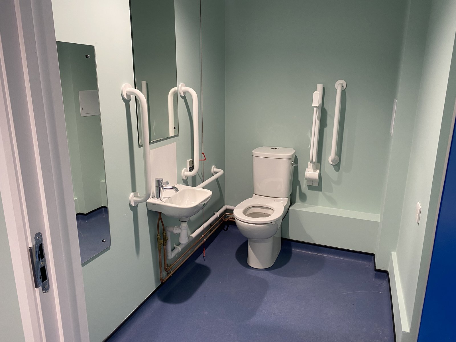 Accessible commercial washroom